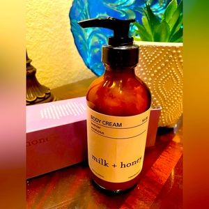 Luxurious rich cream lavender- eucalyptus, aloe juice, shea butter, and coconut.